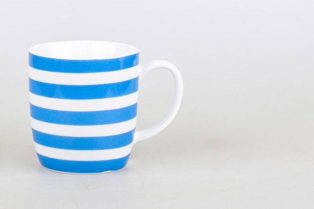 Maquete de caneca azul no fundo branco