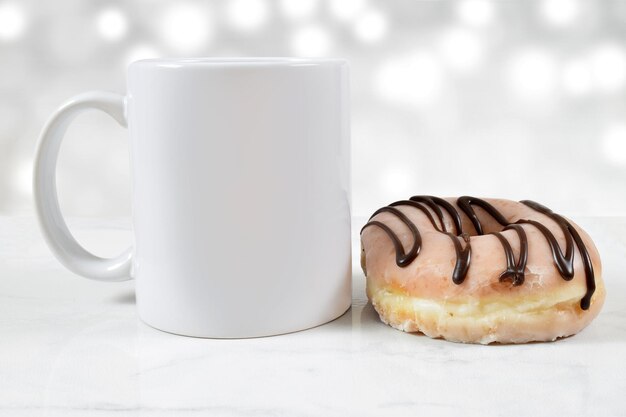 Maquete de caneca branca de 11 onças com rosquinha