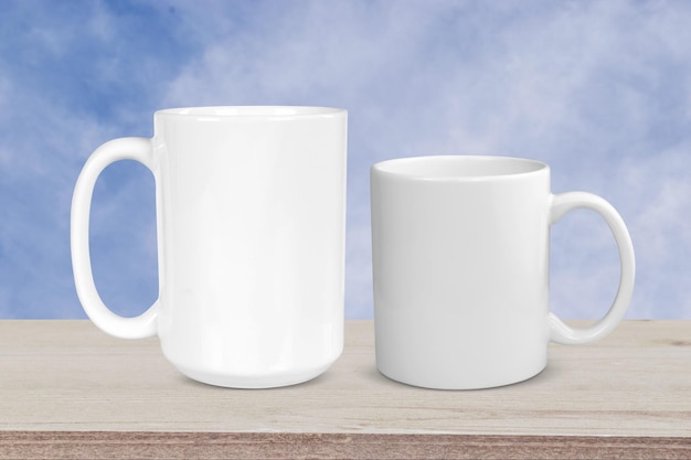 Maquete de caneca de 11 e 15 oz com céu azul