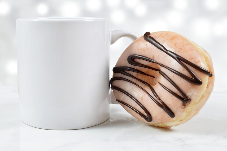 Foto maquete de caneca de café de 11 onças com rosquinha tentadora