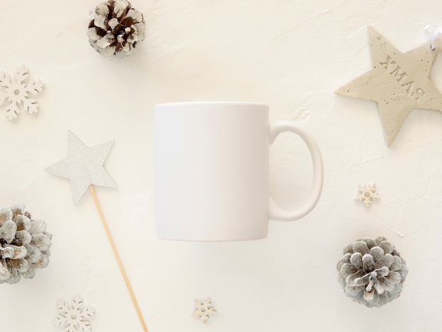 Maquete de caneca de natal de inverno decorações de natal e copo de cerâmica branca para impressão de marca topo plano