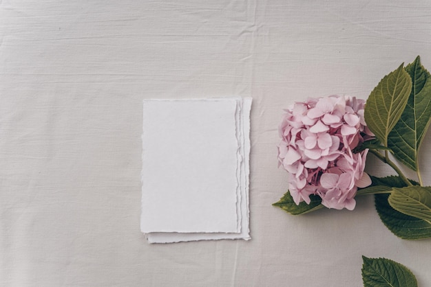 Maquete de cartão de convite de casamento Flatlay vista superior Fundo têxtil Estilo fotografia de stock