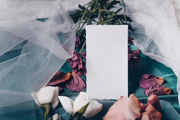 Maquete de cartão de convite de casamento Fotografia estilizada para apresentação de seu design de arte