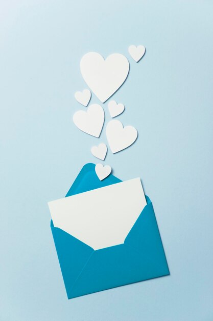 Maquete de cartão de dia dos pais Envelope azul cartão branco em branco e corações