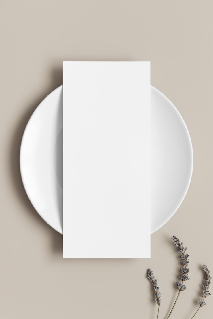 Foto maquete de cartão de menu em um prato com proporção de 4x9 de lavanda