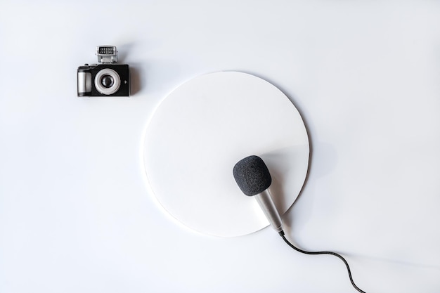 Maquete de cartão de saudação com microfone e câmera em fundo branco Dia Mundial da Liberdade de Imprensa