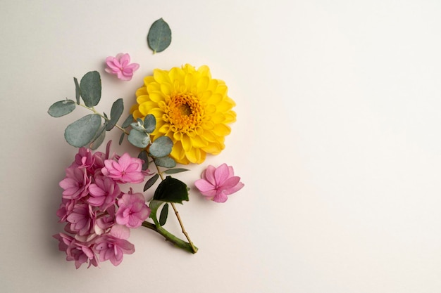 Maquete de cartão de saudação de composição floral Flores cor de rosa e amarelas com espaço de cópia Dálias de hortênsia e eucalipto