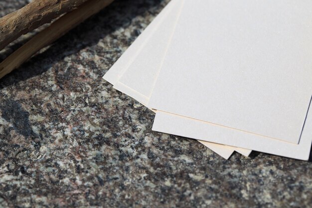 Maquete de cartão de visita branco em branco sobre um fundo de pedras Para o seu design de cartão de visita Mock up de marca de papelaria corporativa