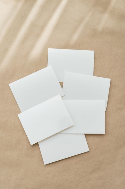 Maquete de cartão de visita branco sobre fundo bege Maquete de convite de casamento Cartão de nome