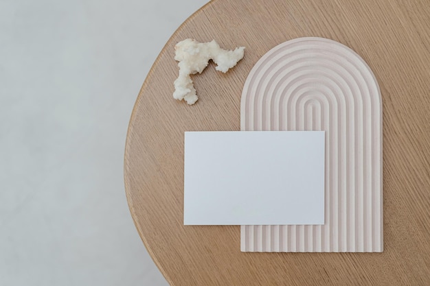 Maquete de cartão de visita. Cartão minimalista simulado. Projeto de marca. Texturas de papel, madeira e cimento