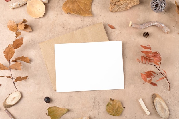 Maquete de cartão em branco de outono com envelope para o dia de ação de graças em fundo bege natural