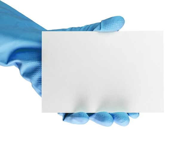Maquete de cartão-presente em branco para anúncio de serviço de limpeza Mão em luvas azuis segurando maquete de certificado vazio isolada em fundo branco