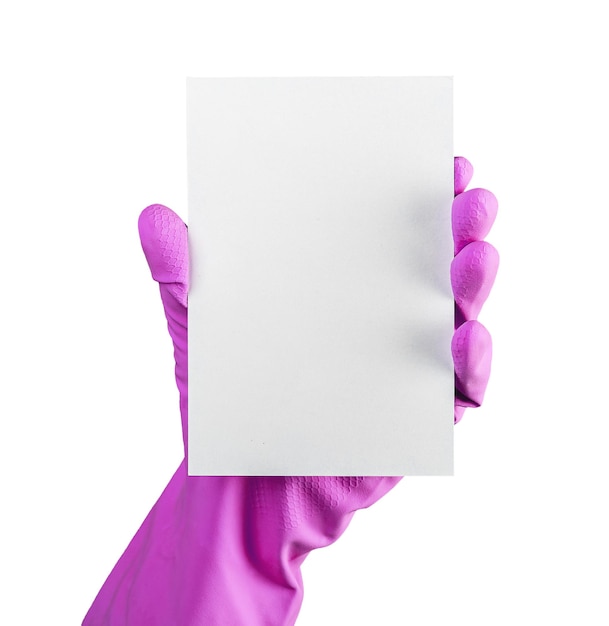 Maquete de cartão-presente em branco para anúncio de serviço de limpeza Mão em luvas violetas roxas segurando maquete de certificado vazio isolada em fundo branco