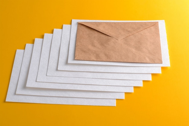 Foto maquete de cartões de visita texturizados horizontais pilhas dispostas em linhas e envelope trabalhada