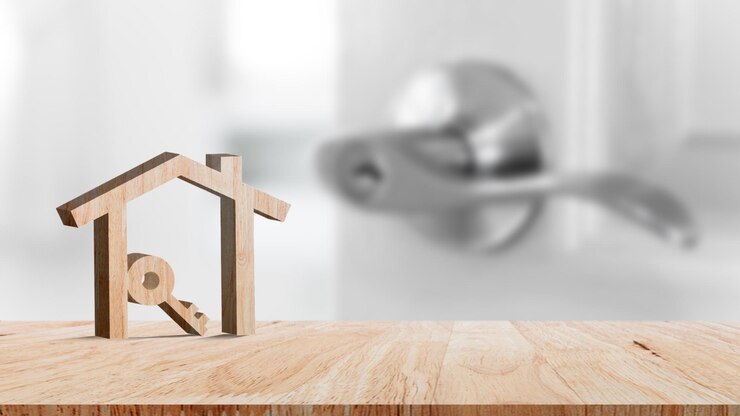 Maquete de casa de madeira e chave no conceito de mesa de madeira de investimento imobiliário Planejamento de poupança de dinheiro de moedas comprar conceito de casa para hipoteca de propriedade e investimento imobiliário