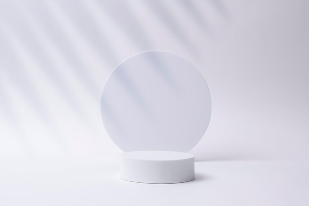 Maquete de círculo branco com fundo branco vazio Conceito de show de produto
