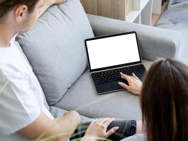 Maquete de computador de conferência online descansa em casa irreconhecível homem e mulher escolhendo filme no laptop
