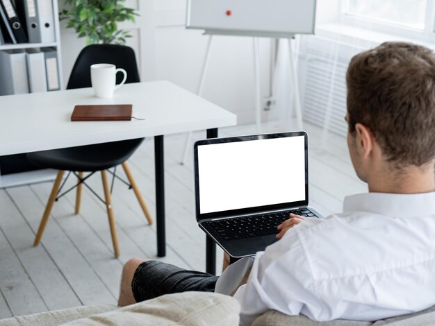 Maquete de computador de homem relaxado de conexão virtual