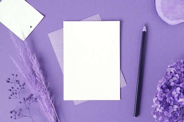 Maquete de convite de cartão de saudação em branco Fundo de violeta de pampa seco Papel plano leigo Negócios mínimos A6