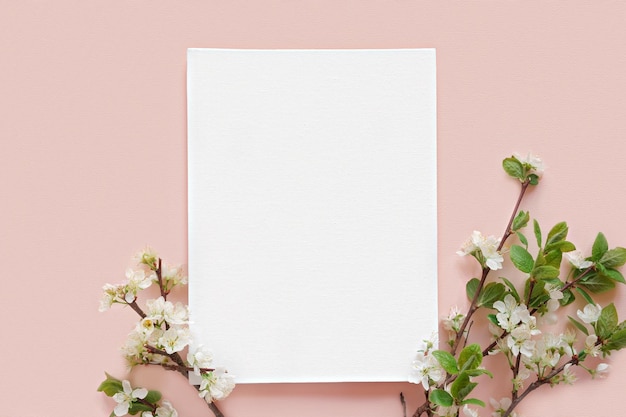 Maquete de convite de cartão em branco Flores de maçã planta desabrochando no fundo da mesa rosa Vista superior plana e plana Copyspace Maquete de tela Modelo de marca de negócios mínimo moderno Sombra suave