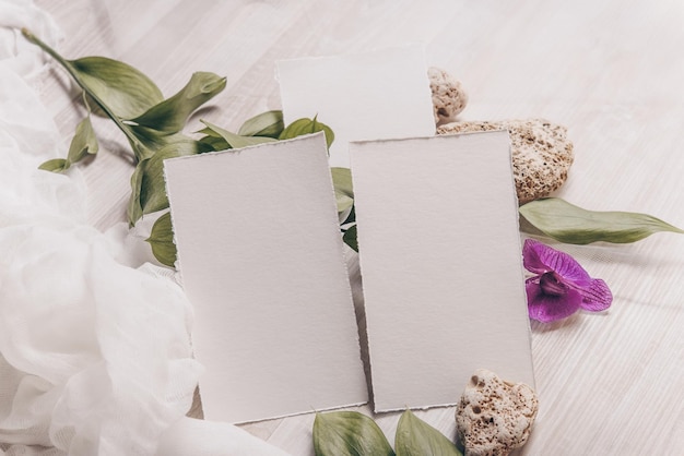 Maquete de convite de casamento Vista superior plana lay Fotografia de estoque com estilo Folha de papel branca