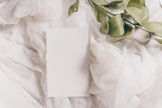 Foto maquete de convite de casamento vista superior plana lay fotografia de estoque com estilo folha de papel branca