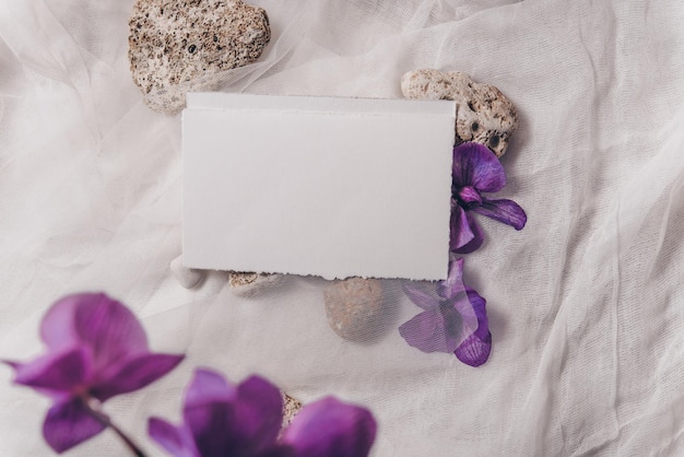 Maquete de convite floral náutico de casamento Com estilo Fotografia de estoque Folha de papel branca
