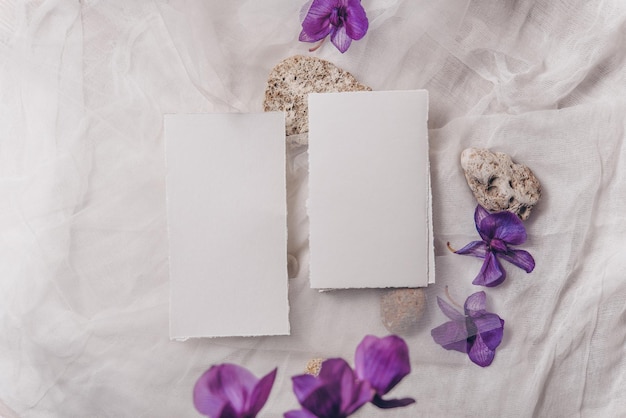 Maquete de convite floral náutico de casamento Com estilo Fotografia de estoque Folha de papel branca