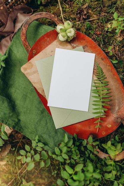 maquete de convite ou cartão em um fundo natural na floresta, maquete de papel em uma floresta b