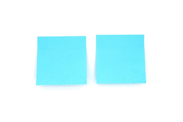 Maquete de dois adesivos de escritório vazios em fundo branco