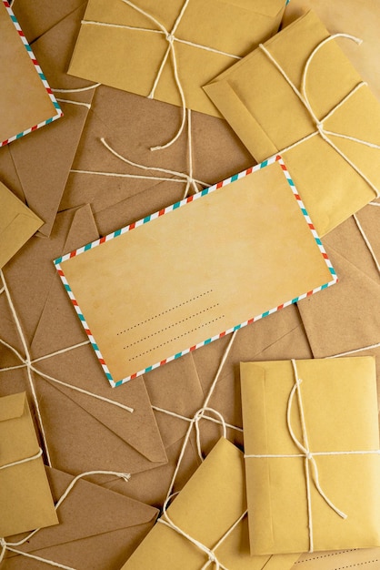 Maquete de envelope de natal. carta vazia simulada em lotes de cartas e envelopes de artesanato.