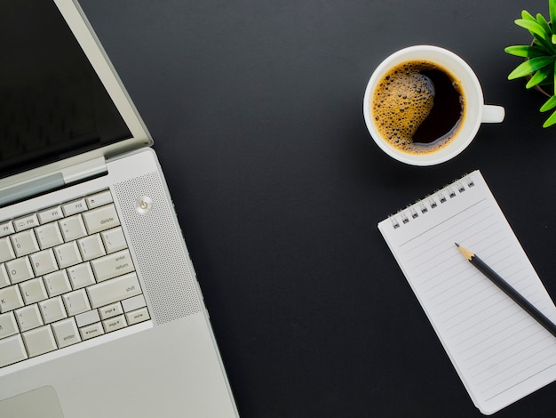 Maquete de espaço de trabalho com laptop, café.