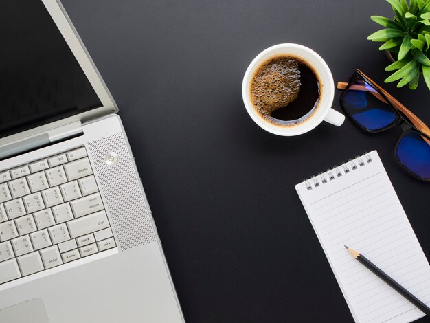 Maquete de espaço de trabalho com laptop, café.