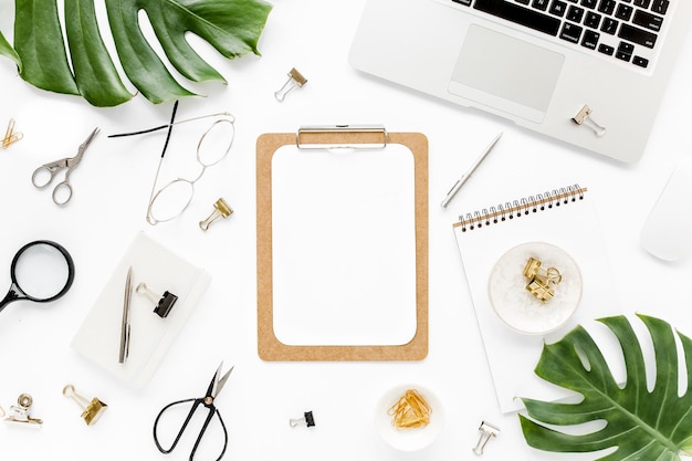 Maquete de espaço de trabalho de escritório doméstico com laptop tropical deixa caderno de prancheta monstera e acessórios