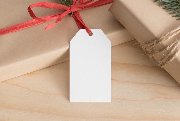 Foto maquete de etiqueta branca em branco isolada em um presente de natal kraft