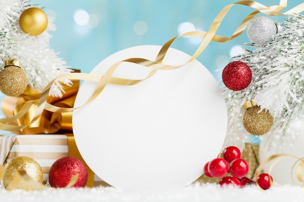 Maquete de férias com decorações de Natal e caixa de presente em fundo bokeh nevado Cartão de felicitações