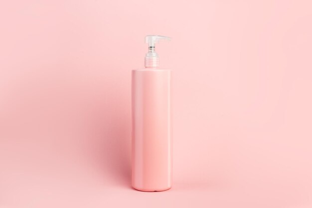 Maquete de frasco cosmético em fundo rosa Embalagem de design de embalagem de produto cosmético para creme facial hidratante corporal loção xampu ou gel