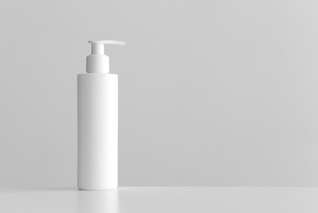 Maquete de frasco de dispensador de xampu cosmético branco com espaço de cópia em branco em uma mesa branca