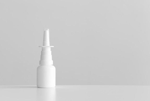 Maquete de frasco de spray nasal branco com espaço de cópia em branco em uma mesa branca