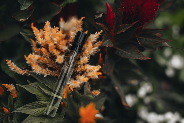 Foto maquete de frascos com perfume no outono de flores exóticas sazonais perfumaria e aromaterapia