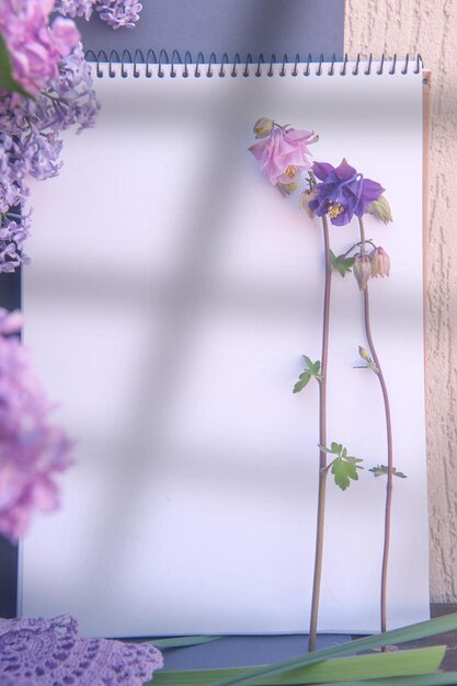 Maquete de fundo floral com papel de espaço vazio branco