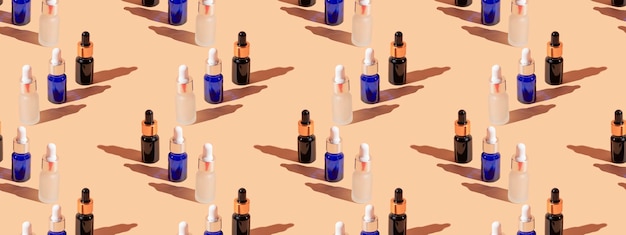 Foto maquete de garrafa cosmética com cosméticos em fundo pastel bege com sombras duras copia espaço fechado padrão sem costura