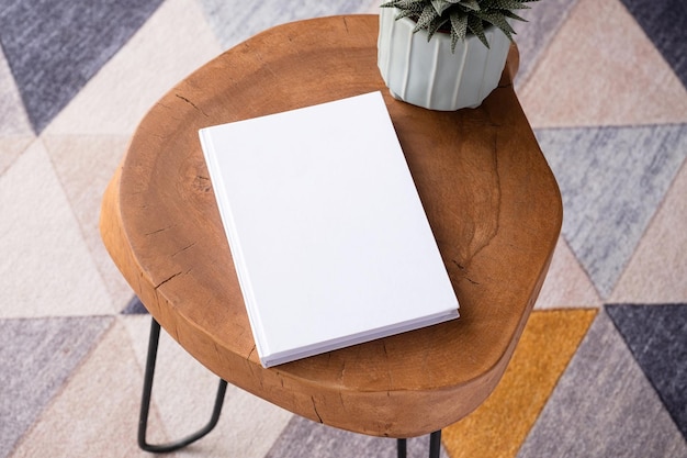 maquete de livro em branco na mesa de café com decorações e tapete colorido
