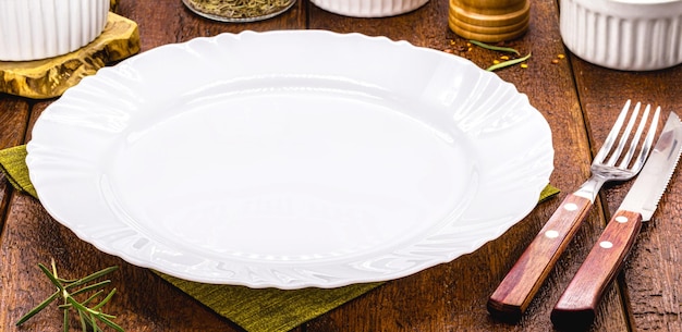 Maquete de mesa de almoço ou jantar vista superior vazia prato redondo e branco para talheres de comida no lado vintage pano de fundo conceito de comida caseira