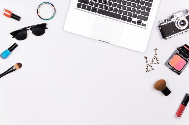 Foto maquete de moda com acessórios de mulher de negócios e laptop em fundo branco. lay plana. para