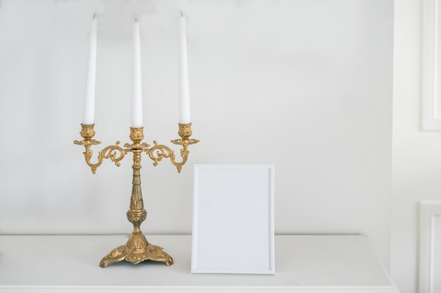 Maquete de moldura de retrato branco retrato na mesa de madeira com velas. foto de alta qualidade