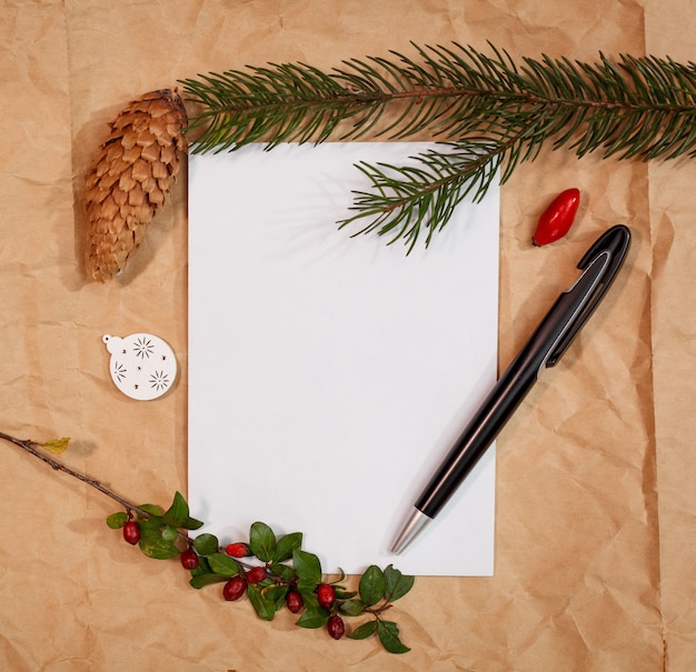 Maquete de natal para cartão postal com frutas secas, papel artesanal, caixa de presente, brinquedos de natal feitos à mão