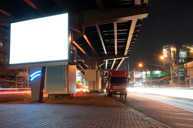 Maquete de outdoor ao ar livre Cartaz de publicidade ao ar livre à noite