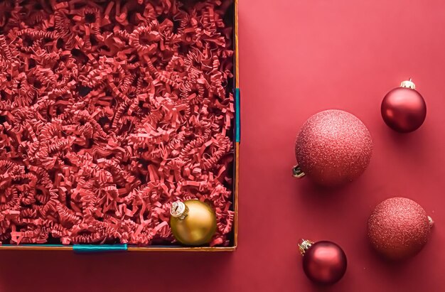 Maquete de pacote de assinatura de caixa de beleza e presente de feriado de Natal para presente de Natal de luxo ou caixa de presente aberta vazia de produto plana sobre fundo coral como flatlay de entrega de compras on-line