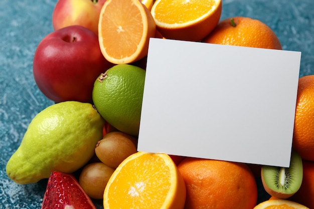 Maquete de papel branco aprimorada com frutas frescas, criando um banquete visual de design saudável e vibrante